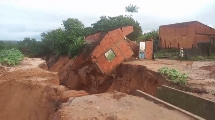 Casa é engolida por cratera após chuva e amplia risco para imóveis no MA