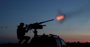 Tropas russas capturam aldeia no nordeste da Ucrânia, diz agência