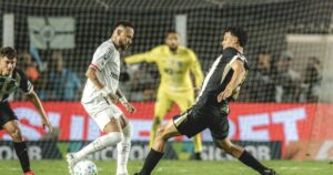 Santos supera gol anulado e vence Atlético-MG pelo Campeonato Brasileiro