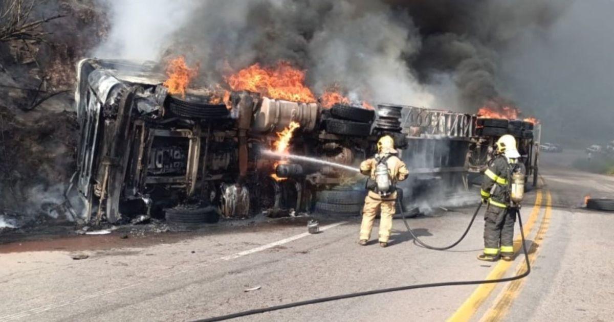 Vídeo: caminhão capota, pega fogo e fecha BR-381 na Grande BH