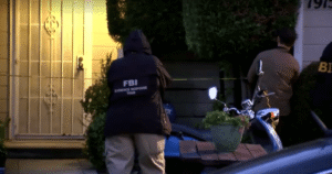 FBI revista casa de suspeito de tiroteio durante jantar com Trump