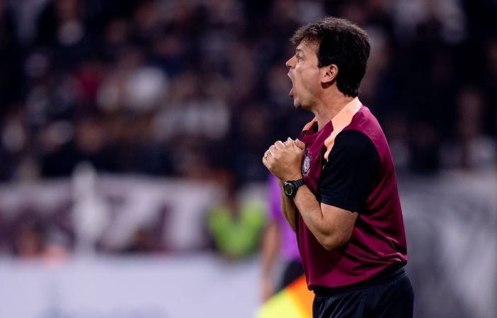 O que disse Fernando Diniz após vitória do Corinthians sobre o Platense O que disse Fernando Diniz após vitória do Corinthians sobre o Platense