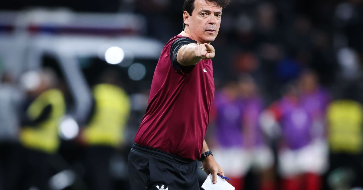 Diniz se emociona em Itaquera e explica repetições em escalação