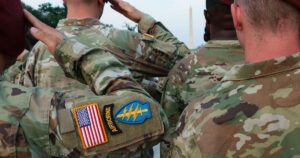 EUA passam por perda de profissionalismo de líderes militares