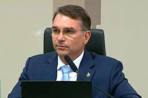 Nas redes, Flávio defende “menos tributos” e “mais eficiência” do governo