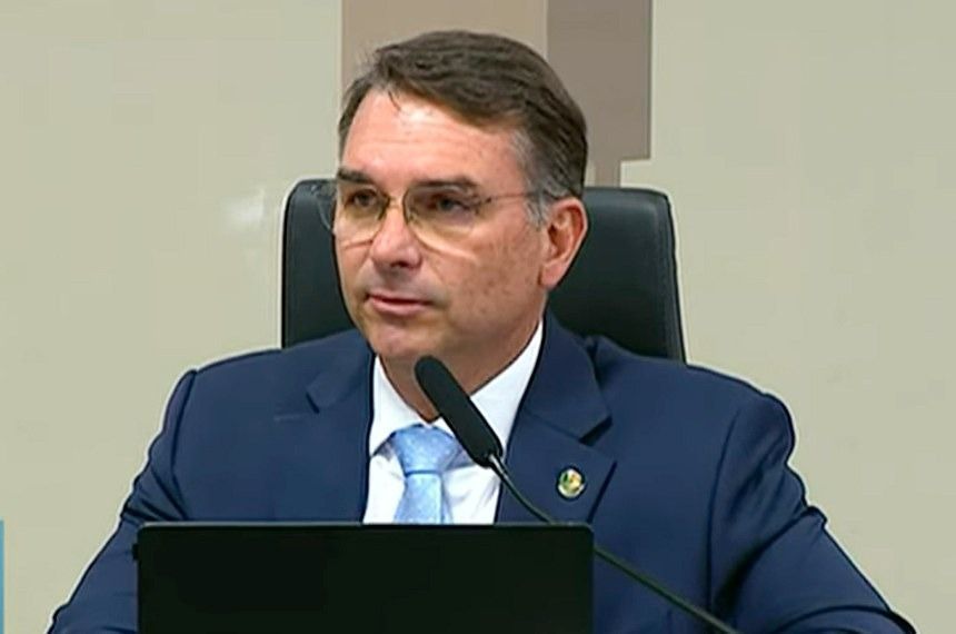 Nas redes, Flávio defende “menos tributos” e “mais eficiência” do governo