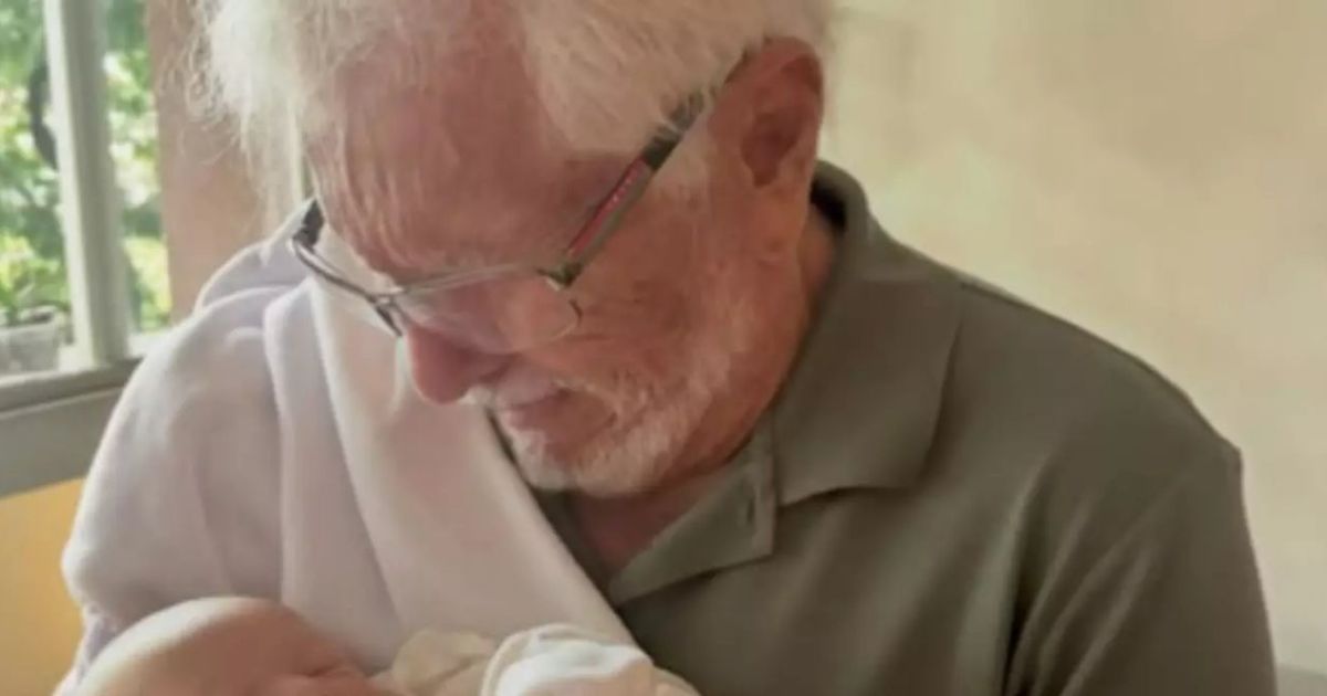 Carlos Alberto de Nóbrega compartilha foto com bisneto: “Os dois chorando”