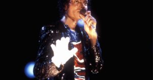 Luva de cristais usada por Michael Jackson é leiloada por quase R$ 1 milhão