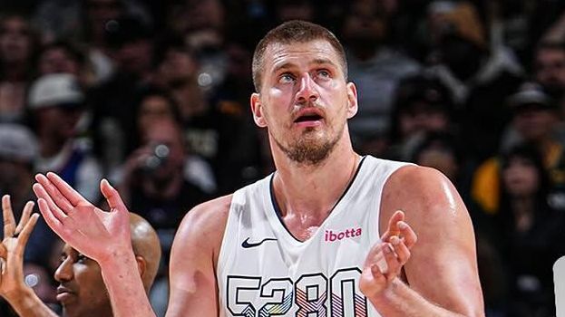 NBA multa Nikola Jokic e Julius Randle após confusão em partida