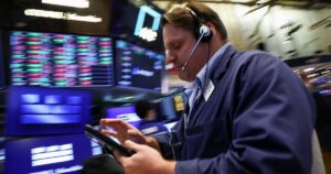 Wall Street cai em meio a incertezas no Oriente Médio e dados econômicos