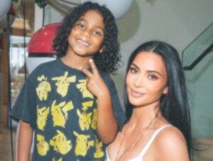 Kim Kardashian mostra aniversário de 7 anos do filho com tema “Pokémon”