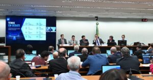 Analista aponta semelhanças entre tramitação da PEC do 6×1 e isenção do IR