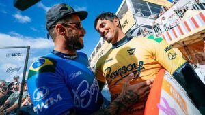 Filipe Toledo domina Gabriel Medina e avança nas oitavas em Gold Coast