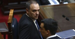 Entre gritos e pipoca, Milei defende chefe de gabinete após escândalos