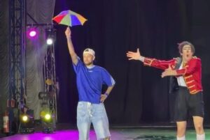 Neymar leva família ao circo e se apresenta com palhaço; veja