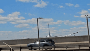 Avião colide com caminhão e poste durante pouso em aeroporto nos EUA