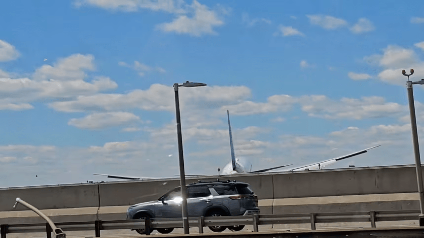 Avião colide com caminhão e poste durante pouso em aeroporto nos EUA