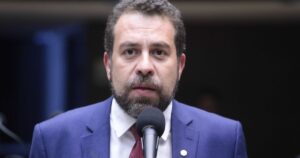 Áudio de Flávio a Vorcaro é “grave” e caso de cassação, diz Boulos