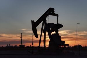 Petróleo cai, mas permanece acima de US$ 100 com tensões no Oriente Médio