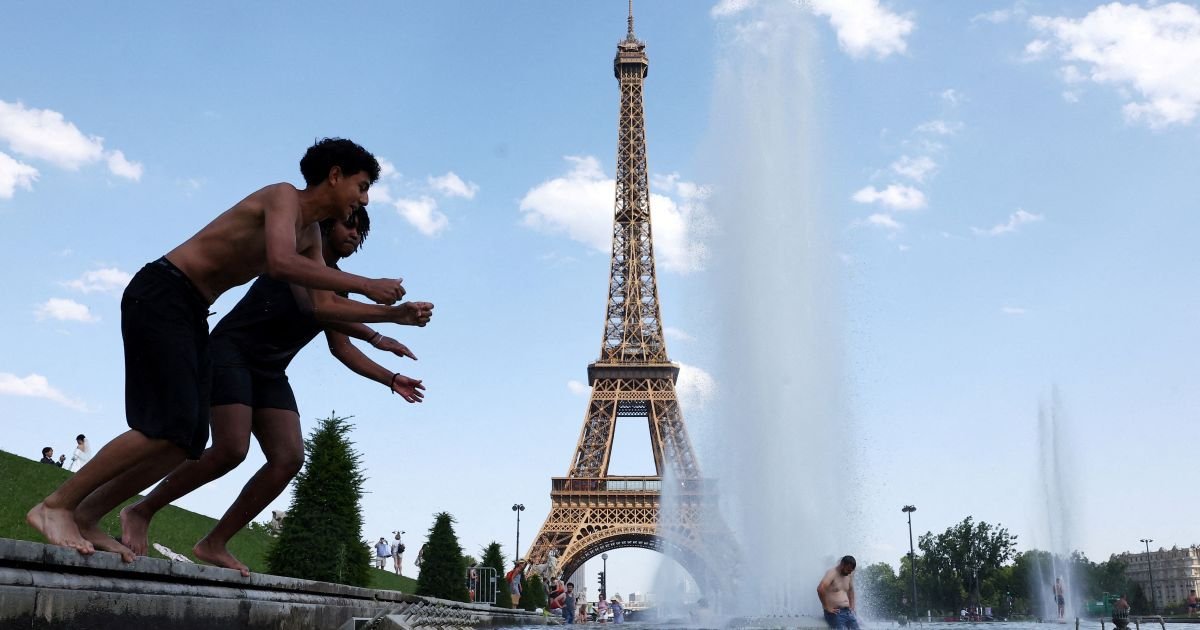 Torre Eiffel fecha mais cedo devido ao calor extremo em Paris Torre Eiffel fecha mais cedo devido ao calor extremo em Paris