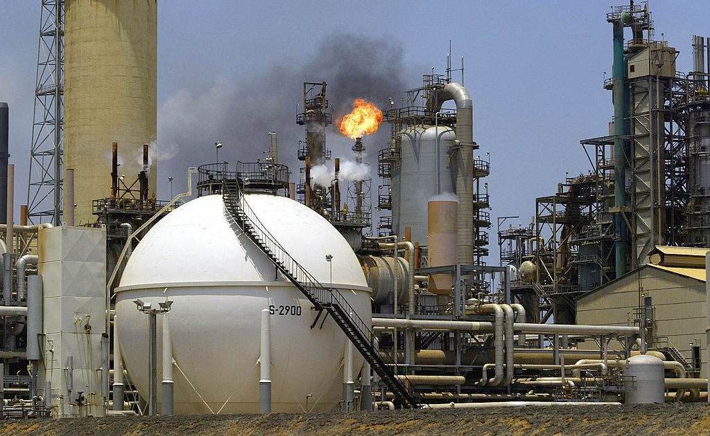 Maior refinaria da Venezuela é paralisada após queda de energia, diz fonte