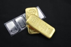 Ouro fecha em queda com tensões no Oriente Médio e payroll; prata cai 6%
