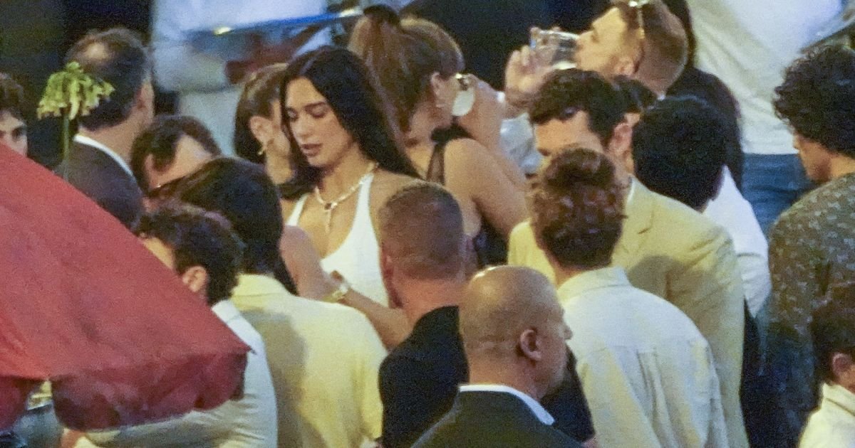 Casamento de Dua Lipa gera onda de protestos na Itália Casamento de Dua Lipa gera onda de protestos na Itália