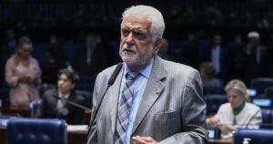 Jaques Wagner confirma saída de liderança do governo no Senado