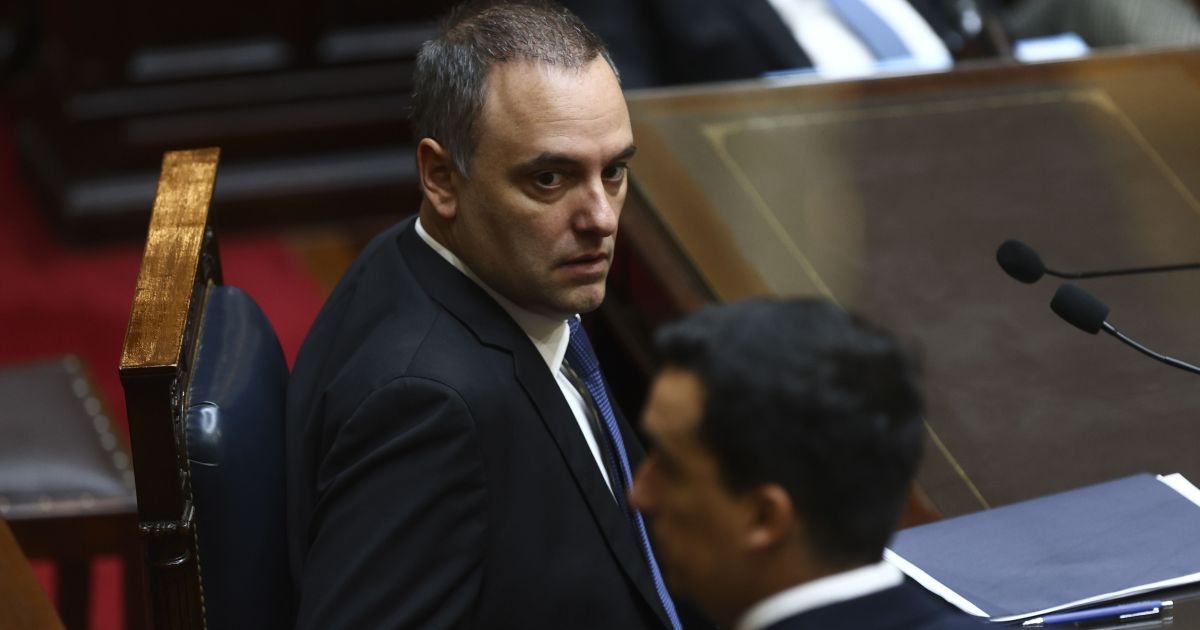 Chefe de Gabinete de Milei renuncia após acusações de corrupção