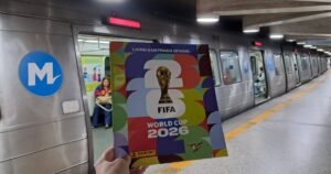 Copa do Mundo: MetrôRio distribui álbuns e figurinhas para passageiros