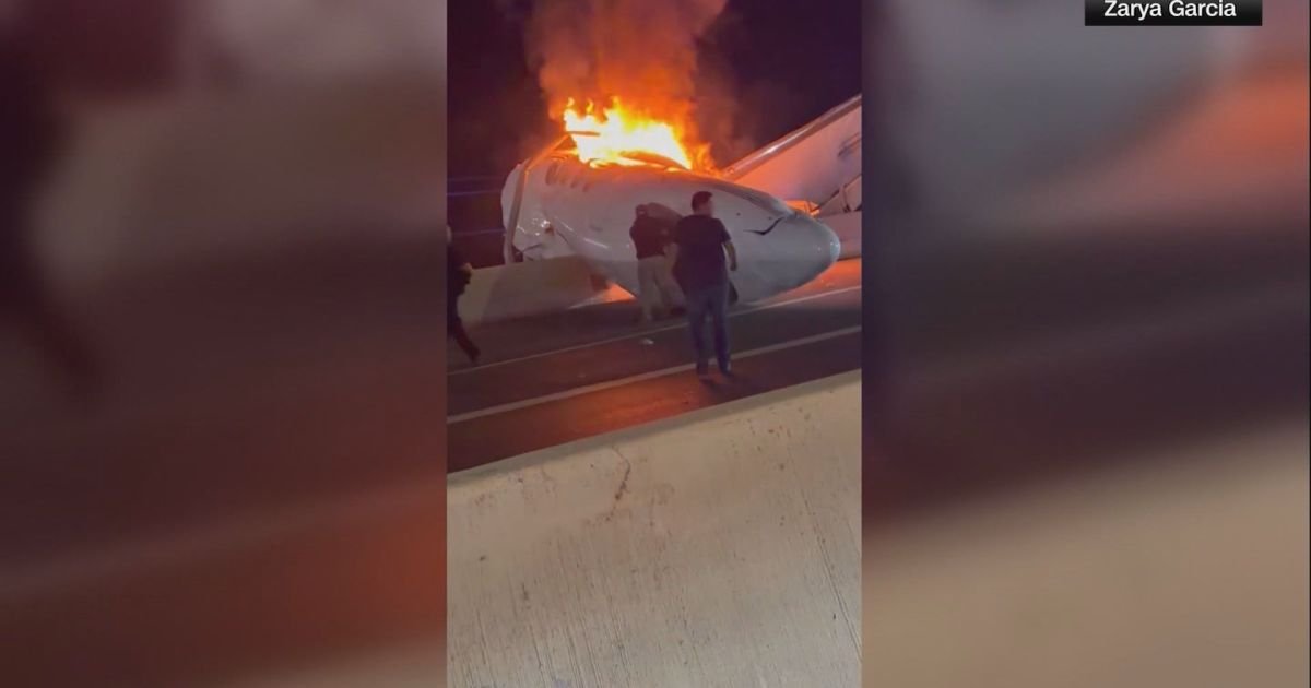 Vídeo: Vítimas de acidente com jato nos EUA são resgatadas em meio ao fogo Vídeo: Vítimas de acidente com jato nos EUA são resgatadas em meio ao fogo