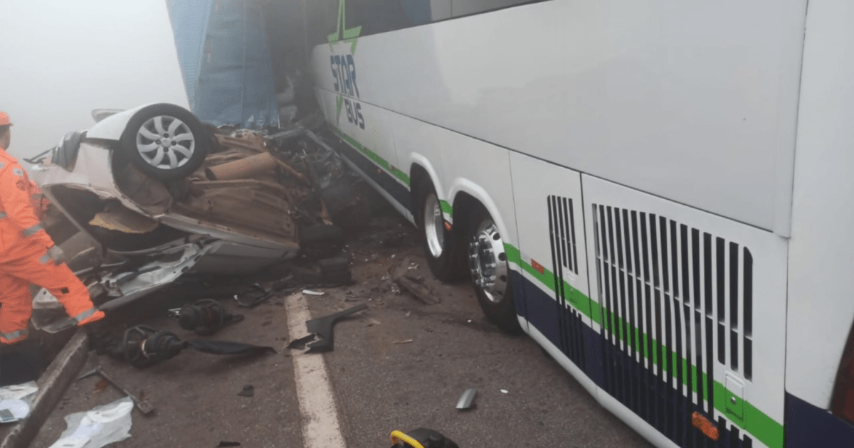 Acidente com 14 veículos na BR-262, em Betim, deixa um morto e 5 feridos Acidente com 14 veículos na BR-262, em Betim, deixa um morto e 5 feridos