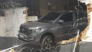Vídeo: carro fica pendurado em muro após motorista perder controle em BH