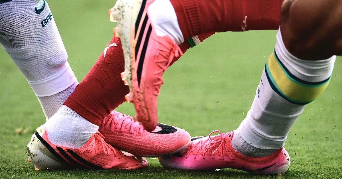 Chuteiras rosas dominam a Copa do Mundo; entenda a tendência Chuteiras rosas dominam a Copa do Mundo; entenda a tendência