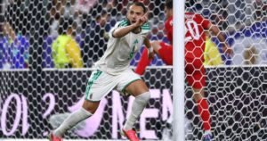 Argélia vira no fim, elimina a Jordânia e segue viva na Copa do Mundo