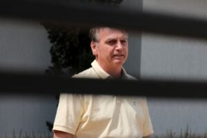 Polícia aguarda Moraes para ouvir Bolsonaro sobre arma apreendida em blitz