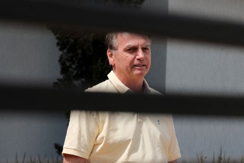 Polícia aguarda Moraes para ouvir Bolsonaro sobre arma apreendida em blitz Polícia aguarda Moraes para ouvir Bolsonaro sobre arma apreendida em blitz