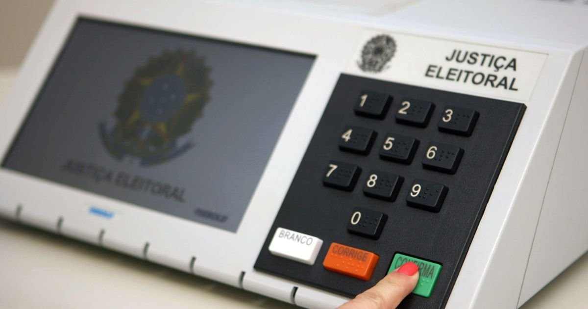 Eleitor verá 6 fotos na urna eletrônica ao votar para o Senado; entenda Eleitor verá 6 fotos na urna eletrônica ao votar para o Senado; entenda