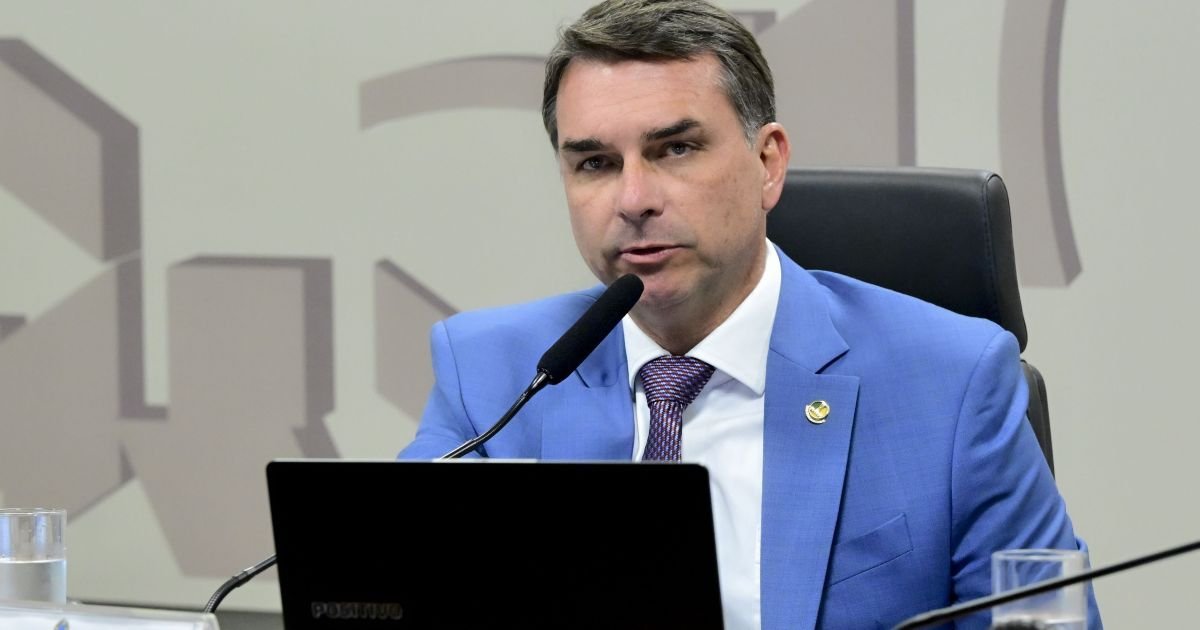 Centrão vê erro de Flávio Bolsonaro em resposta aos EUA sobre tarifas Centrão vê erro de Flávio Bolsonaro em resposta aos EUA sobre tarifas