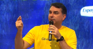 Em live, Flávio Bolsonaro diz ser alvo de “perseguição desproporcional”