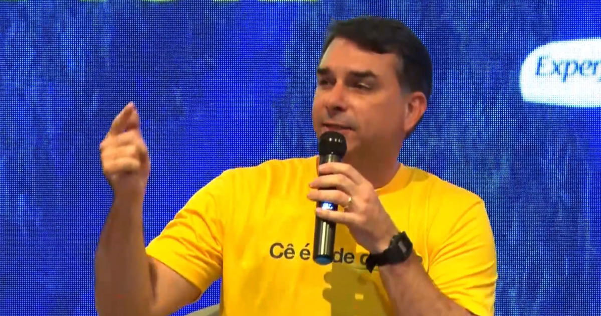 Em live, Flávio Bolsonaro diz ser alvo de “perseguição desproporcional”