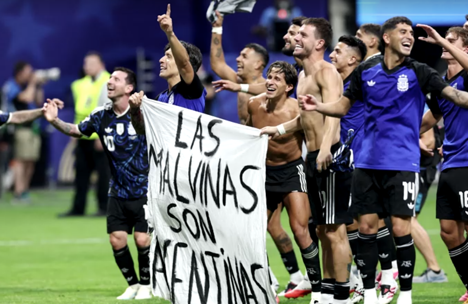 Milei chama de “válida e lícita” faixa das Malvinas exibida pela Argentina Milei chama de “válida e lícita” faixa das Malvinas exibida pela Argentina