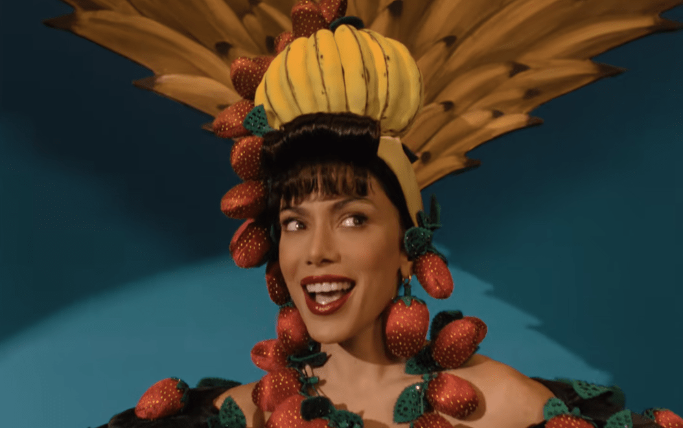 Por que Anitta fala de Carmen Miranda em clipe? Cantora aponta relação Por que Anitta fala de Carmen Miranda em clipe? Cantora aponta relação