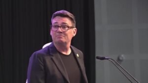 Andy Burnham se torna premiê com promessa de “reestruturar” o Reino Unido