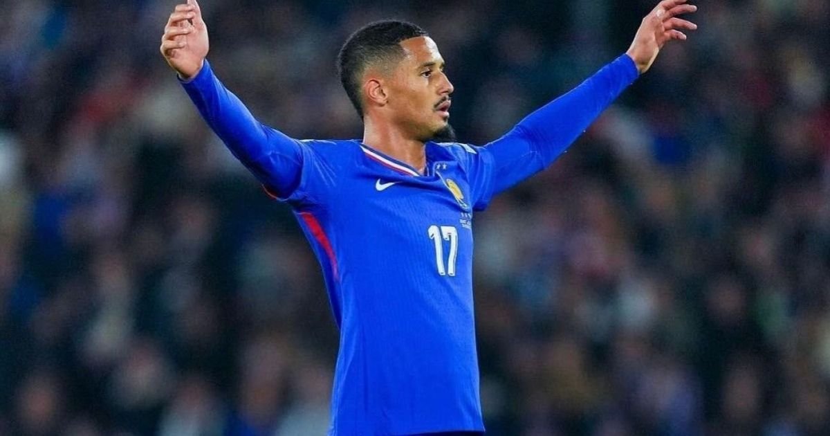 Zagueiro da França jogou a Copa com uma fratura nas costas, diz jornal Zagueiro da França jogou a Copa com uma fratura nas costas, diz jornal