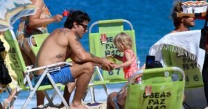 Chay Suede curte praia com filha em dia de folga; veja fotos