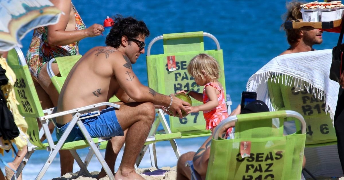 Chay Suede curte praia com filha em dia de folga; veja fotos Chay Suede curte praia com filha em dia de folga; veja fotos