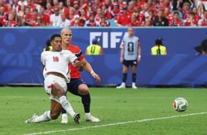 Bellingham marca, iguala Kane e entra na briga pela artilharia da Copa