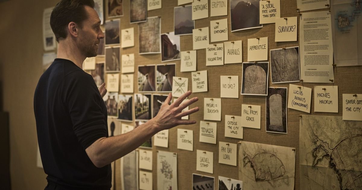 Tom Hiddleston troca a ficção e vira “detetive” em “Pompeia: Além do Tempo” Tom Hiddleston troca a ficção e vira “detetive” em “Pompeia: Além do Tempo”